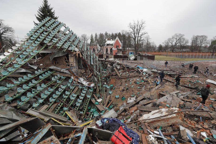 Зруйнований стадіон у Чернігові.