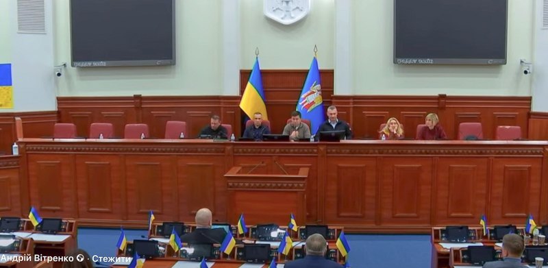 Міський голова Віталій Кличко (в президії праворуч) та Андрій Вітренко (ліворуч від нього) під час сесії
міськради