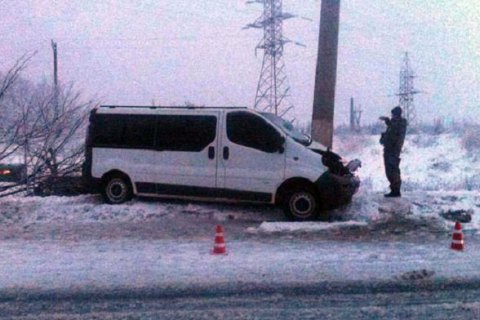 В Славянске микроавтобус с пассажирами врезался в столб