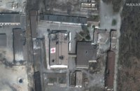 Росіяни двічі обстріляли склад Червоного Хреста у Маріуполі