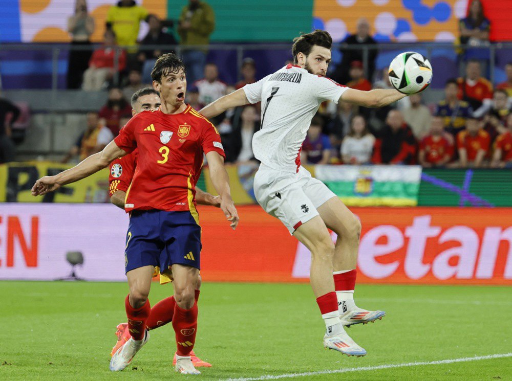 Робін Ле Норман (ліворуч) з Іспанії забиває гол у власні ворота під час футбольного матчу 1/8 фіналу Євро-2024 між Іспанією та Грузією в Кельні, Німеччина.