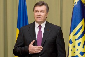 Януковичу передали в подарок 60-литровую бочку с вином