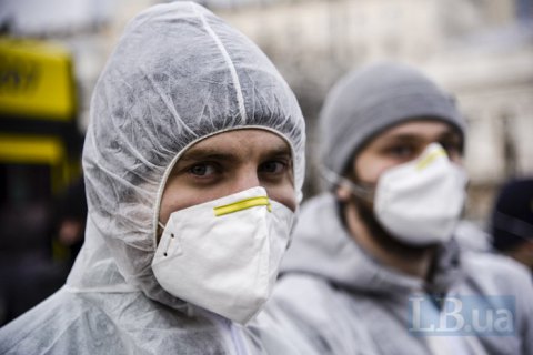 Закупленные Минздравом месяц назад защитные костюмы доставили в Украину