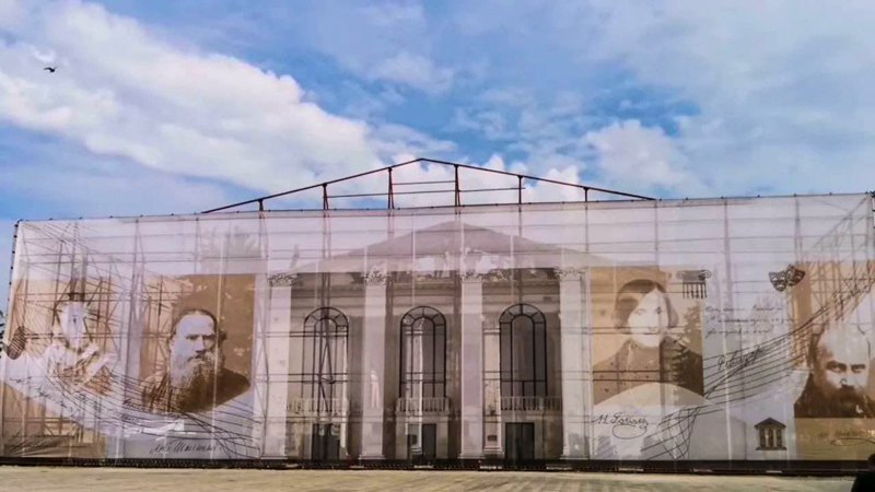 Маріупольський драмтеатр обгороджено будівельними конструкціями з портретом Тараса Шевченка разом з портретами Льва Толстого, Олександра Пушкіна та Миколи Гоголя.