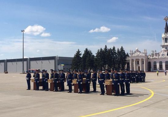 Гробы с телами погибших в аэропорту Харькова перед отправкой в Голландию