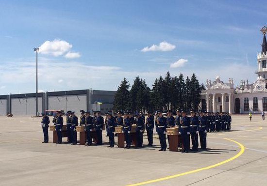 Труни з тілами загиблих в аеропорту Харкова перед відправленням до Голландії