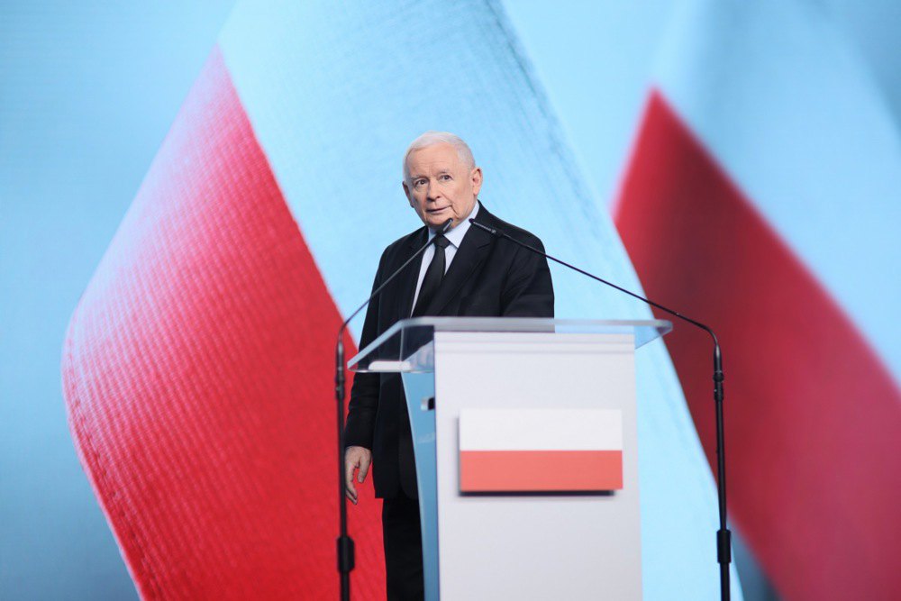 Лідер ПіС Ярослав Качинський під час пресконференції в штаб-квартирі партії у Варшаві, 24 липня 2026 року.