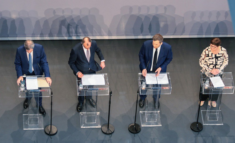 Прем’єр-міністр землі Баварія Маркус Зедер, голова партії та фракції ХДС Фрідріх Мерц, співголови СДПН Ларс Клінгбайль і Саскія
Ескен під час пресконференції про спільну коаліційну угоду в Бундестазі, Берлін, 9 квітня 2025 р.