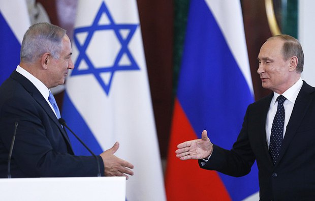  Владимир Путин приветствует Беньямина Нетаньягу во время встречи в Кремле, 07 июня 2016. 