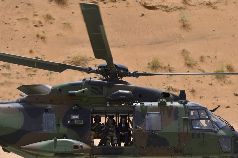 Президент Франції Еммануель Макрон (в гелікоптері) прибуває в район французької контртерористичної операції Бархан в африканському регіоні Сахель, північна частина Малі, 19 травня 2017 року.
