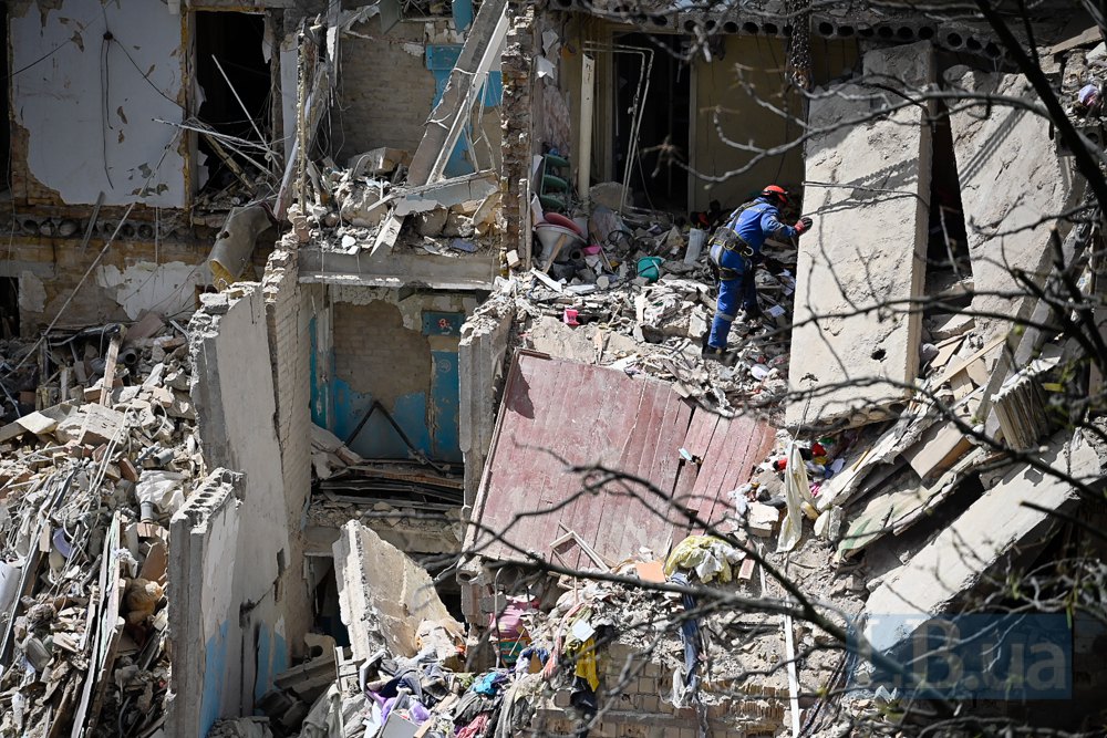 Рятувальники розбирають завали на місці обстрілу 23 червня