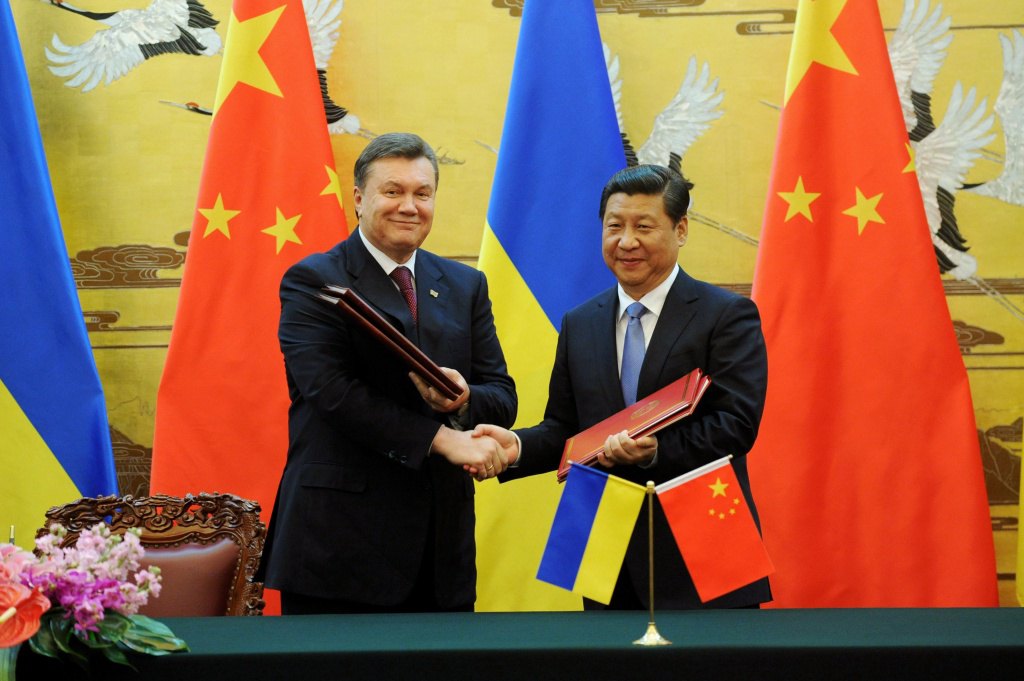 Віктор Янукович та голова КНР Сі Цзіньпіну після підписання договору про дружбу та співробітництво, 5 грудня 2013 року.