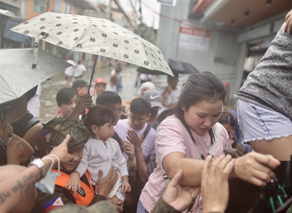Філіппінців евакуйовують у безпечне місце під час рятувальної операції в місті Навотас, Метро Маніла, Філіппіни, 25 липня 2025
року. Національна рада зі зменшення ризику стихійних лих повідомила 25 липня, що кількість загиблих від сукупних наслідків понад тижня штормів склала 25 осіб, і понад мільйон сімей постраждали
внаслідок тропічного шторму «Ко-май», який обрушився на північну частину головного філіппінського острова Лусон.