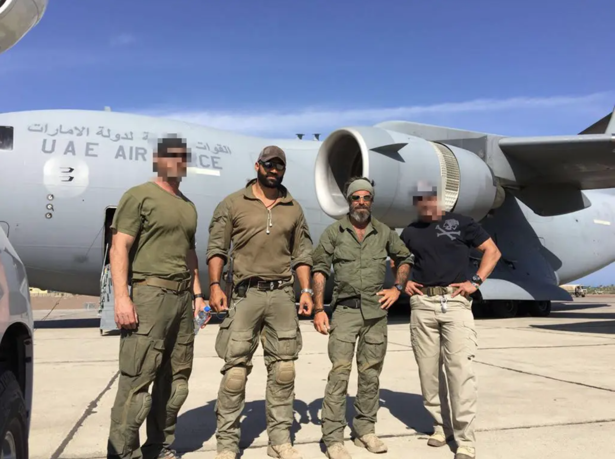 Гілмор і Голан стоять перед транспортним літаком Об'єднаних Арабських Еміратів.