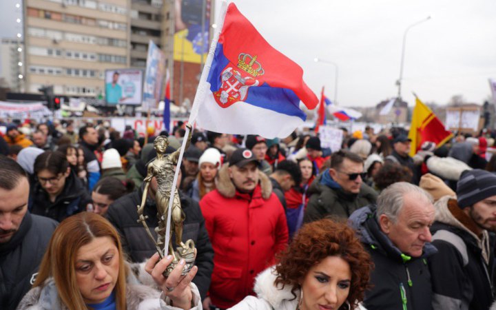 У Сербії тисячі людей вийшли на протести, закликаючи уряд відповісти за загибель 15 осіб на вокзалі