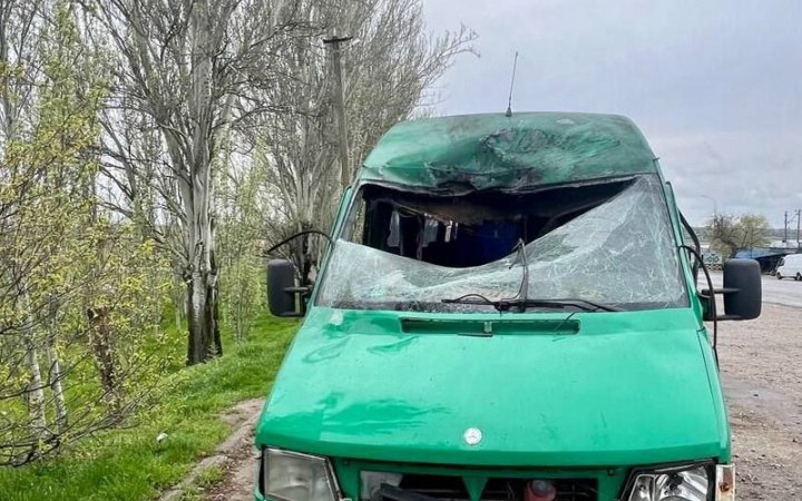 Ворог вдарив по маршрутці на Дніпропетровщині, є поранені