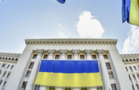 На Администрацию Президента повесили огромный флаг Украины