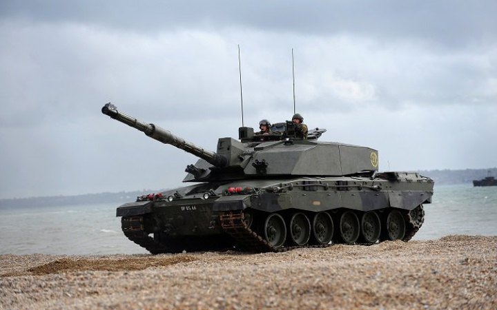 В Україну повернулися танкісти, що навчалися у Великій Британії управляти танками Challenger 2