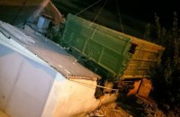 В Харькове ЗИЛ упал на крышу жилого дома