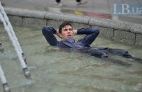 Киевские школьники отметили последний звонок купанием в фонтанах