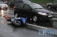 В Киеве автомобиль сбил мотоциклиста