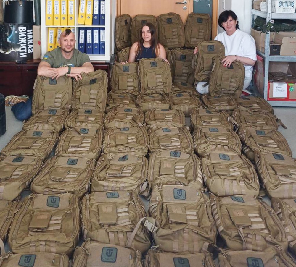 Наплічники на фронт від Leleka Foundation Ukraine