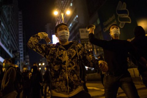 В Гонконге попытка сноса уличных лотков обернулась беспорядками