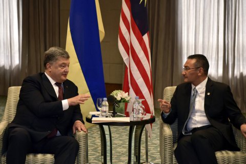 Порошенко обговорив військово-технічне співробітництво з міністром оборони Малайзії