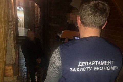 Двох чиновників ДФС у Тернопільській області зловили на хабарі в 400 тис. гривень