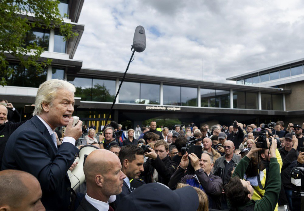Лідер Партії свободи (PVV) Герт Вілдерс виступає під час протесту проти нового центру для шукачів притулку в
Зволле, Нідерланди, 7 липня 2025 р. Міськрада Зволле тоді вирішувала питання щодо розташування нового центру для чотирьохсот біженців.