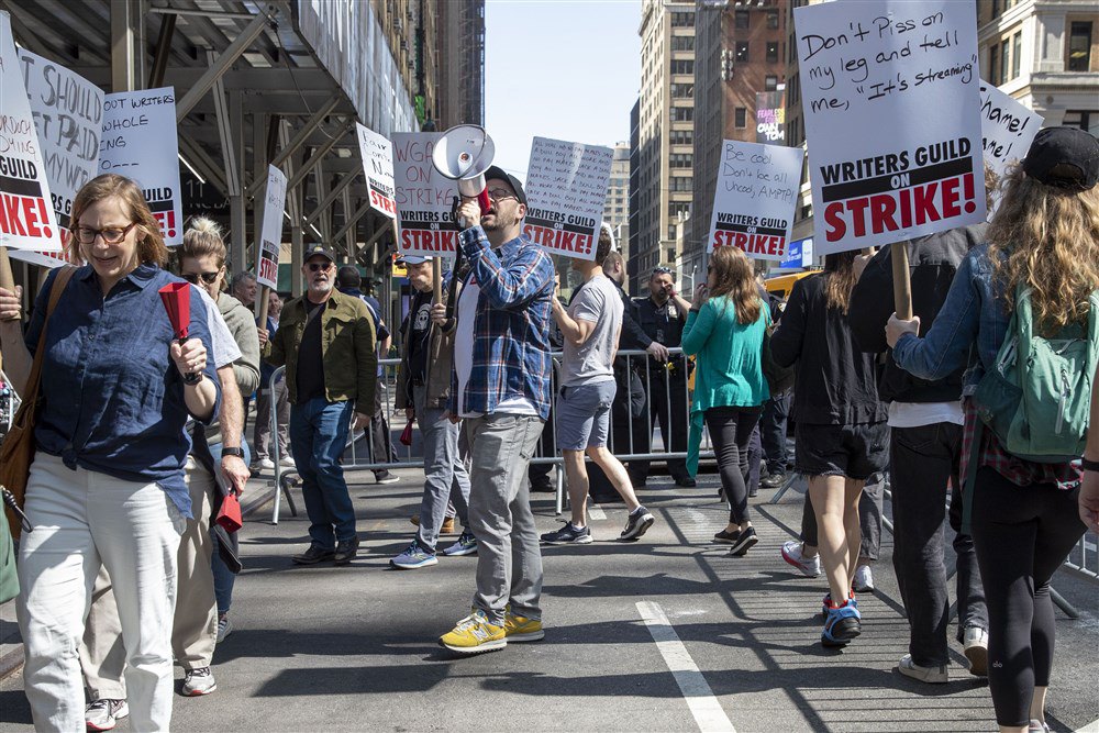 Члени Гільдії письменників Америки (WGA) страйкують біля Медісон-сквер-гарден у Нью-Йорку, США, 17 травня 2023 р.