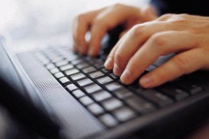 В РФ офіцера засудили за розголошення секретних даних через ремонт ноутбука в Україні