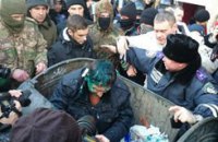 Харьковские активисты бросили депутата в мусорный бак и разошлись