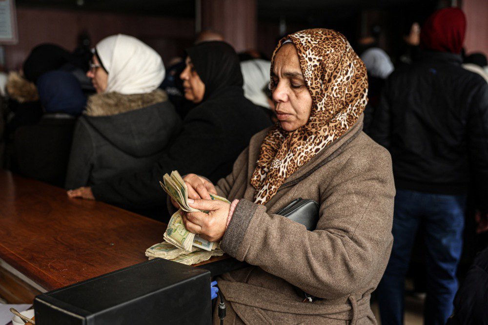 Сирійська жінка вперше отримала пенсію після падіння режиму Башара Асада, Дамаск, 6 лютого 2025 року.