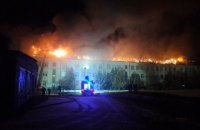 Уночі 60 рятувальників три години гасили пожежу в Київській гімназії східних мов
