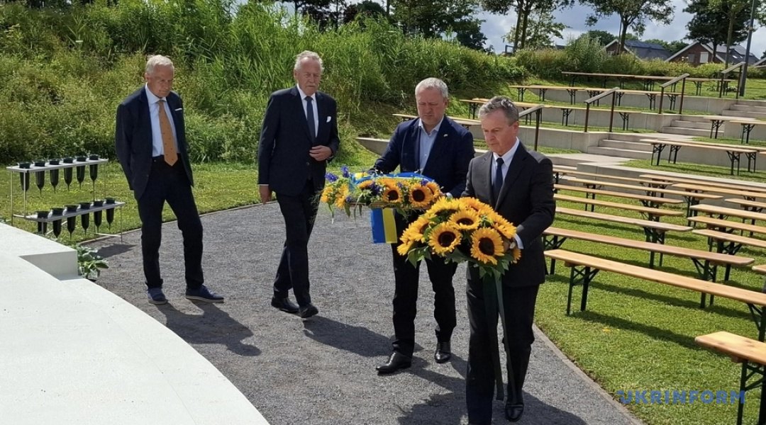 У Нідерландах посол України Андрій Костін і посол Австралії Грег Френч разом з родичами жертв трагедії
<i>МН17</i> вшанували пам'ять загиблих, 16 липня 2025 р.