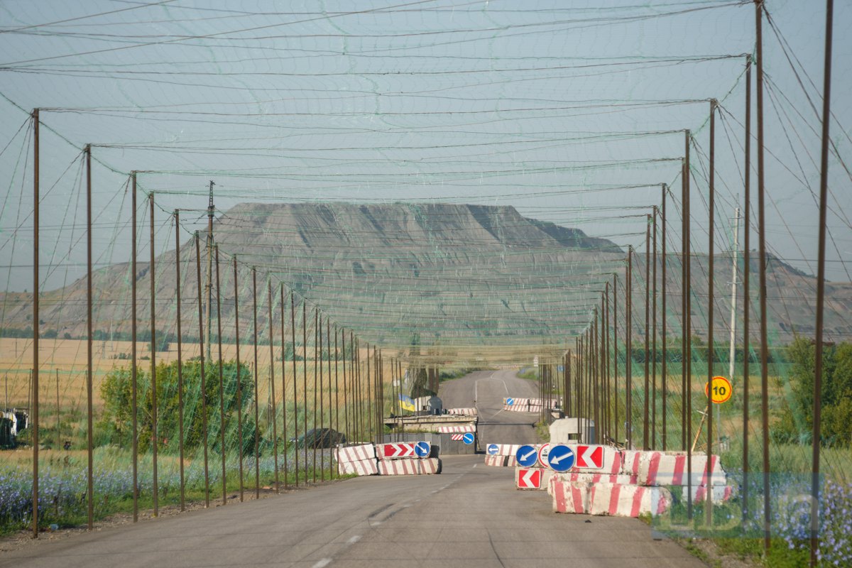 Терикон і блокпост на вʼїзді в Добропілля, липень 2025