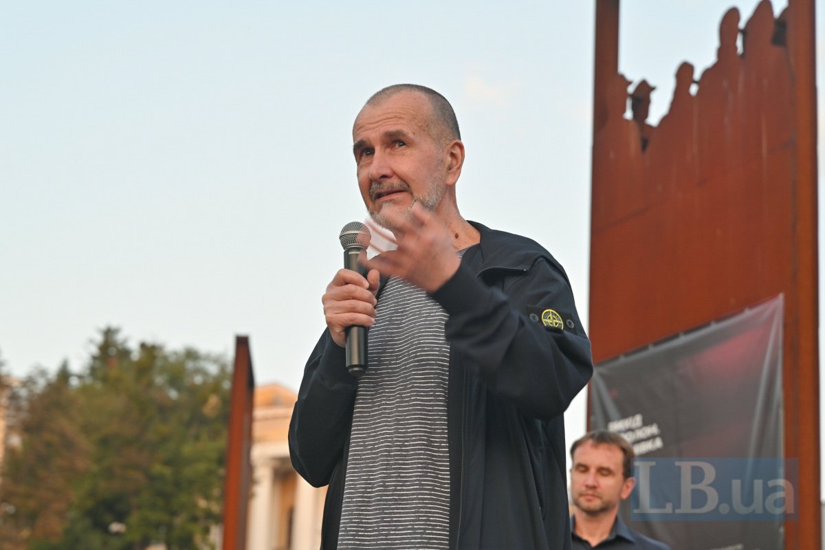 Звільнений з полону колишній мер Херсона Володимир Миколаєнко виступає на вечорі пам'яті