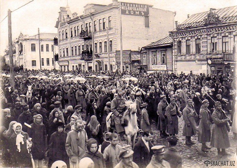 Ташкентська рада робітників і солдатських депутатів оголосила про перехід влади до Рад і створила Тимчасовий революційний комітет у вересні 1917 р. в столиці Туркестану.