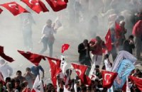 ​В Турции первомайских демонстрантов разогнали слезоточивым газом 