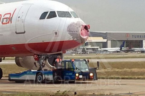 Град разбил стекла у украинского Airbus A320 в Стамбуле 