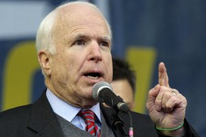 Сенатор Маккейн пояснив Майдан незгодою українців з мільярдами сина Януковича