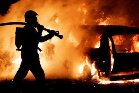 Уночі в Києві горіли два автомобілі
