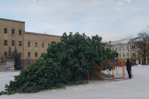 Сильный ветер повалил главную елку Кропивницкого.