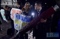 Януковича в Вильнюсе ждут с гигантской ручкой (добавлено ВИДЕО)
