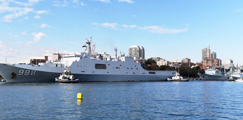 Провідний корабель китайського транспортного доку типу Yuzhao та Luomahu корабель постачання класу Fuchi ВМС Народно-визвольної армії Китаю на військово-морській базі Гарден-Айленд в Сіднеї, Австралія, 3 червня 2019 року.