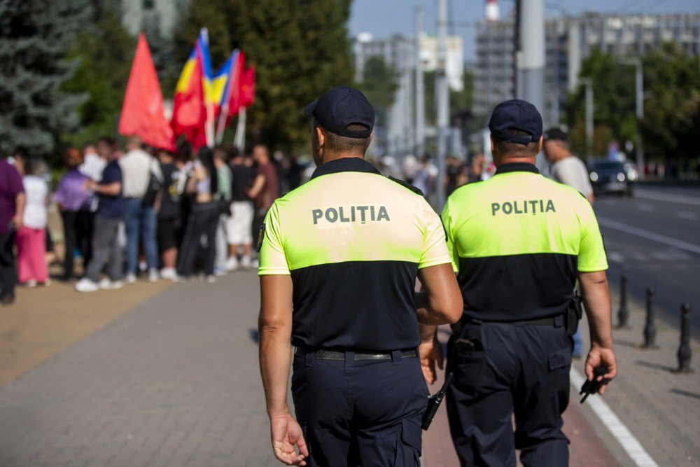 Поліцейські слідкують за порядком під час акції прихильників політичної партії «Шор» під час протесту перед
будівлею суду Кишинева, 4 серпня 2025 року.