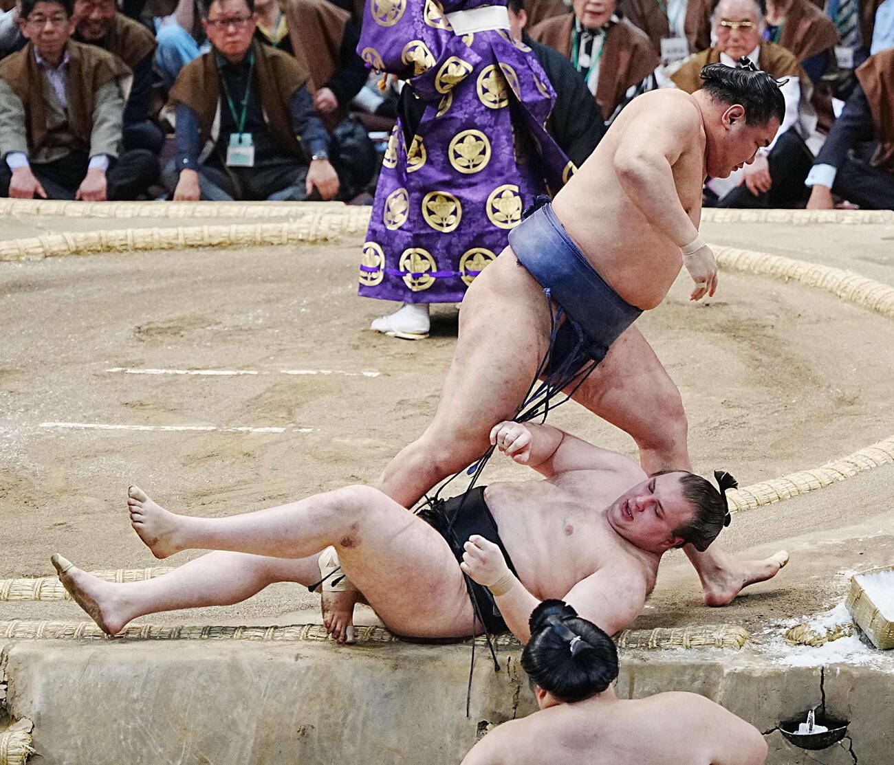 Хошорю поклав на дохйо Аонішікі в рамках 15-го змагального дня