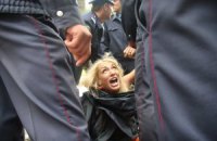 Полуголая активистка FEMEN выбежала на поле НСК "Олимпийский"