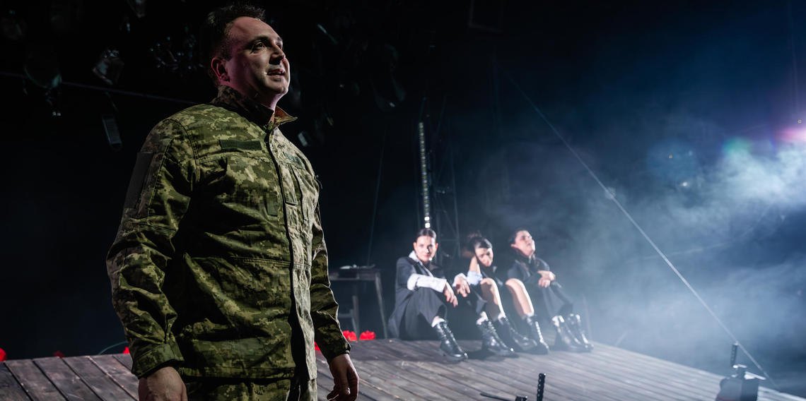 Вистава «Три швидкі та модні в цьому сезоні перукарки»